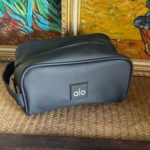 ALO Yoga dopp kit Toiletry Bag for Men